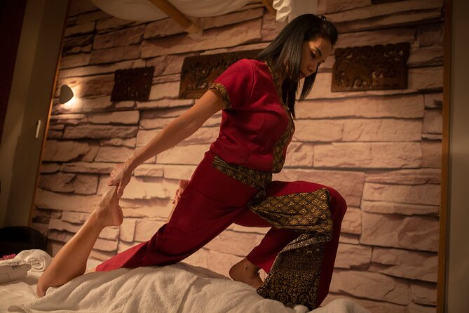90 min Thai-Bali Fusion Massage at THAI SPA MASSAGE BARCELONA - The opening stretch and Thai technique
