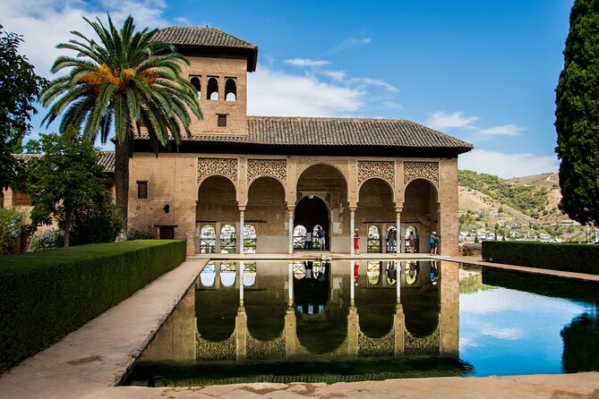 Alhambra Tour and Nazaries Palaces with Hammam Massage Experience - Why the Alhambra deserves the morning