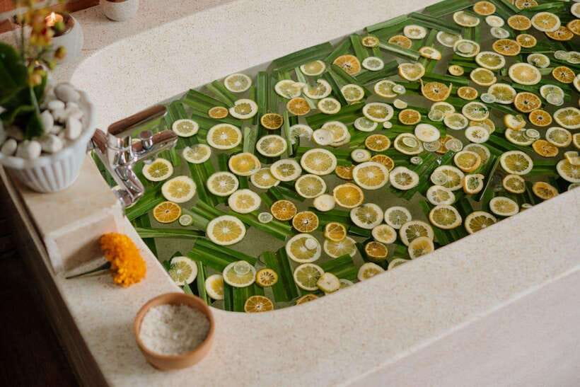 Bali: Ubud Spa Balinese Massage Scrub Flowerbath 2 hour - The spice scrub uses sandalwood and turmeric