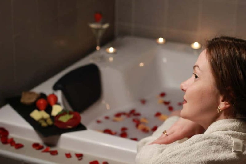 BUDAPEST, Day Spa : Couples Massage with Roses Bubble Bath - The opening Palo Santo ritual