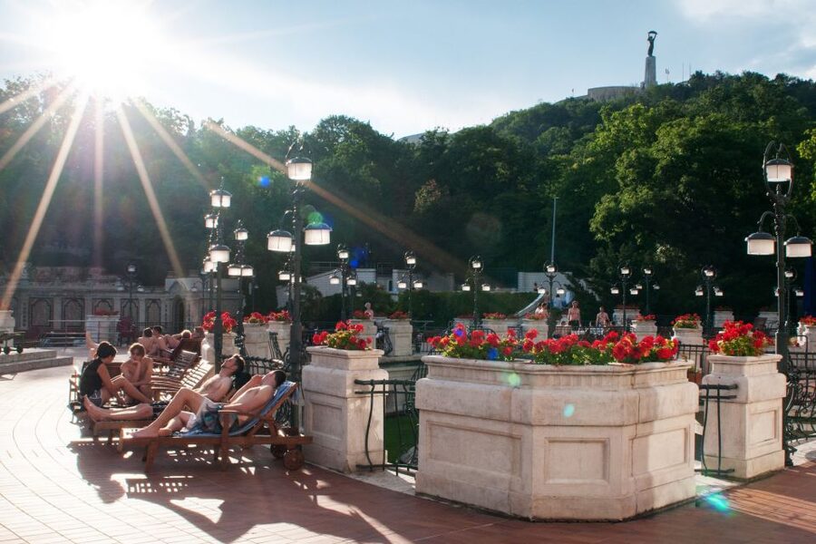 Budapest: Full-Day Gellért Spa Ticket - The indoor thermal pools and Art Nouveau halls
