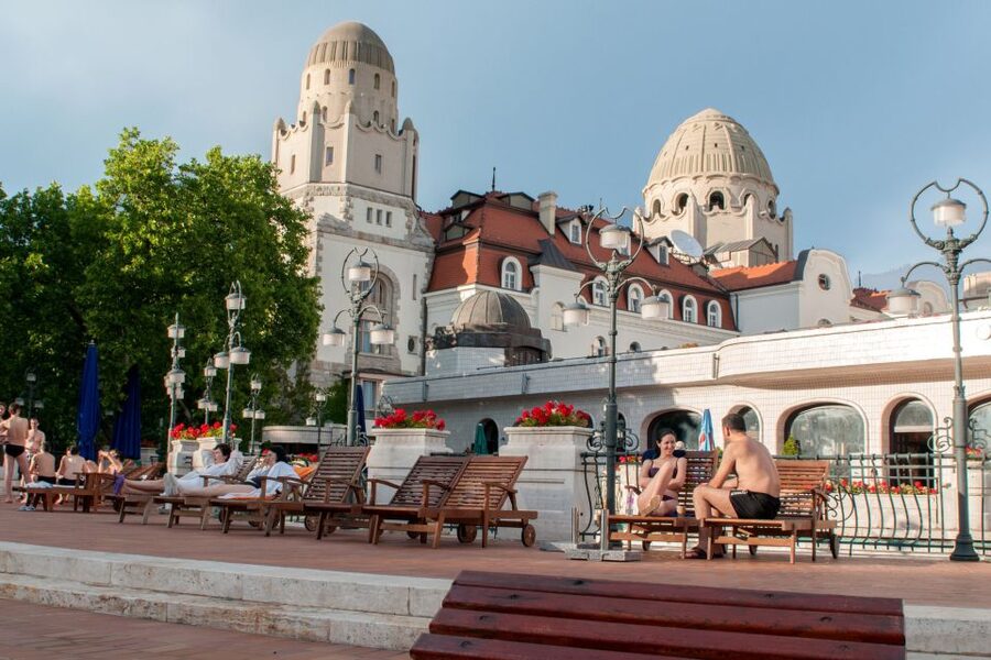 Budapest: Full-Day Gellért Spa Ticket - Saunas, steam room, and the best pace for a day