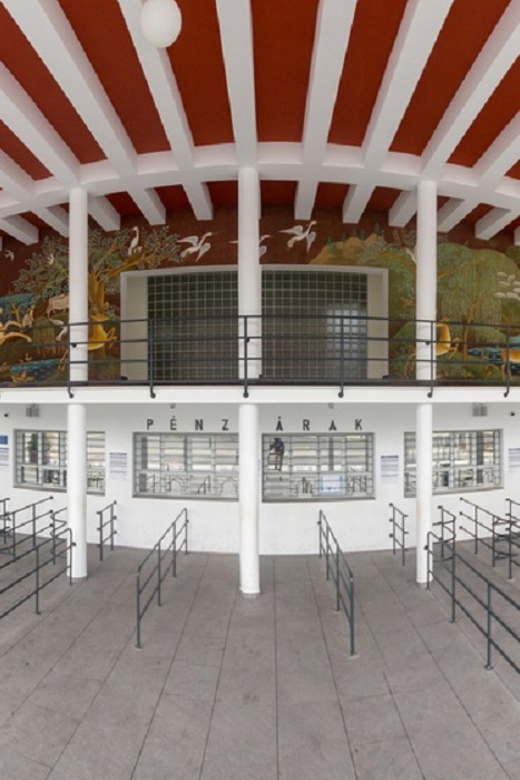 Budapest: Palatinus Spa & Pools Full-Day Admission - The pools: from wave action to warm soaking