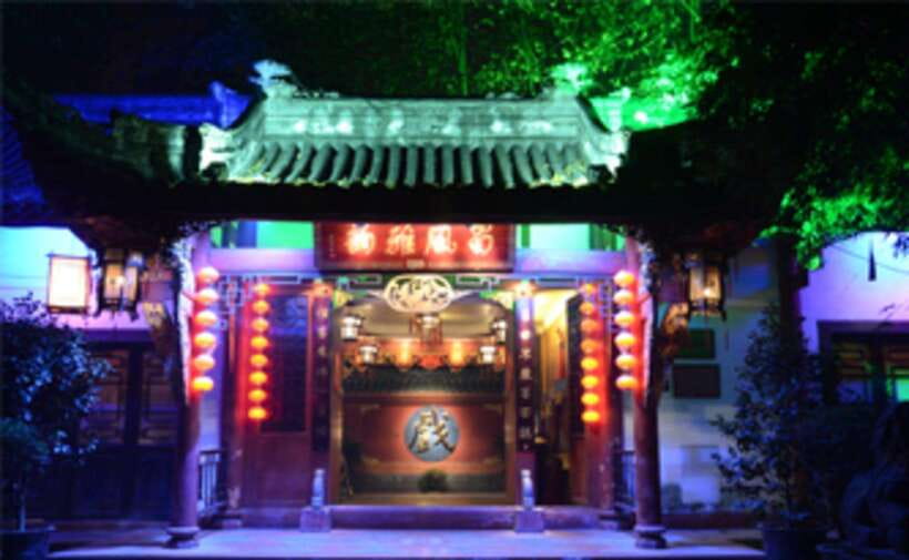 Chengdu: Sichuan Opera Show & Covered Bowl Tea & Massage - Gaiwan tea, sunflower seeds, and the table experience