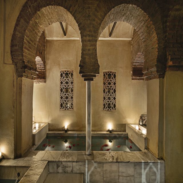 Córdoba: Hammam Al Ándalus Entry Ticket w/Optional Massage - Arriving Near the Mosque-Cathedral