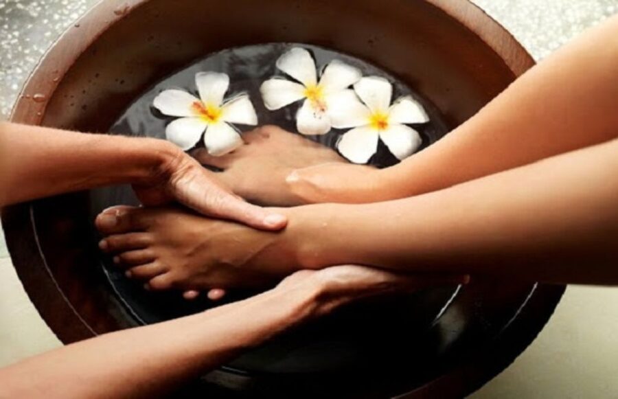 Da Nang: Relax with 60 minutes Foot Massage - The welcome drink and Hoi An coconut cracker