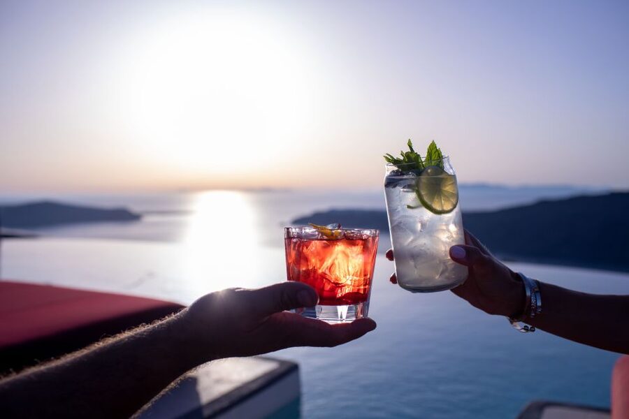 Daybed Relaxation with infinity pool use with caldera views - Key Details Before You Book