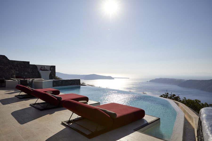 Daybed Relaxation with infinity pool use with caldera views - The Double Daybed and Exclusive Pool Area