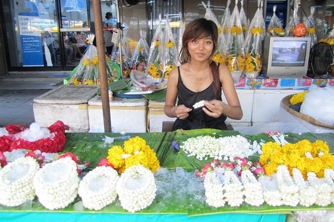 Experience Bangkok at Night with Streetfood Dinner & Foot Massage - Khao San Road and the traveler district
