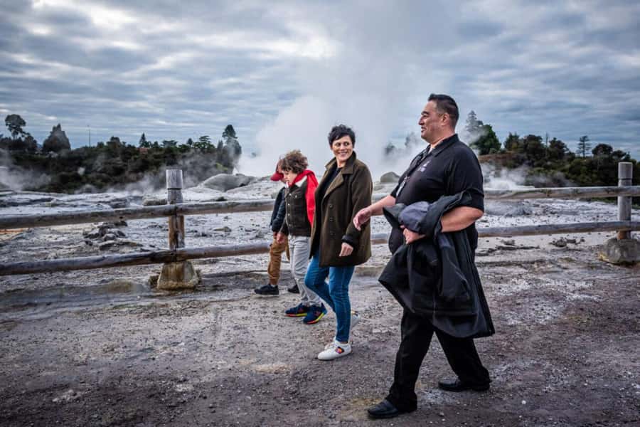 From Auckland: Rotorua Te Puia, Haka & Polynesian Spa Tour - The long road from Auckland to Rotorua