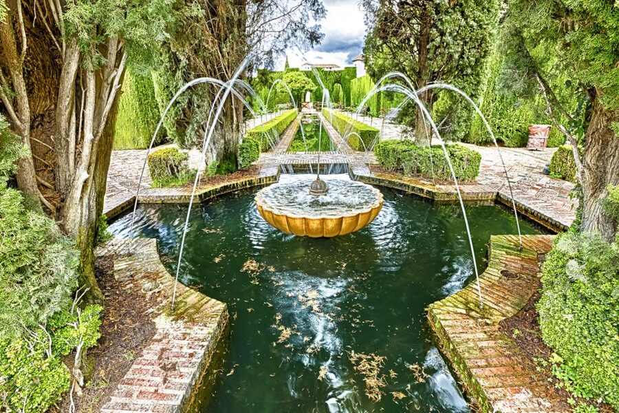 Granada: Alhambra Guided Tour and Arabian Bath and Massage - The Alhambra: more than a pretty palace