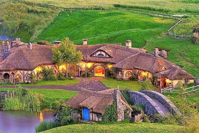 Hobbiton Movie Set Tour to Blue Springs and Mineral Spa - Tirau lunch: a practical stop with a local feel