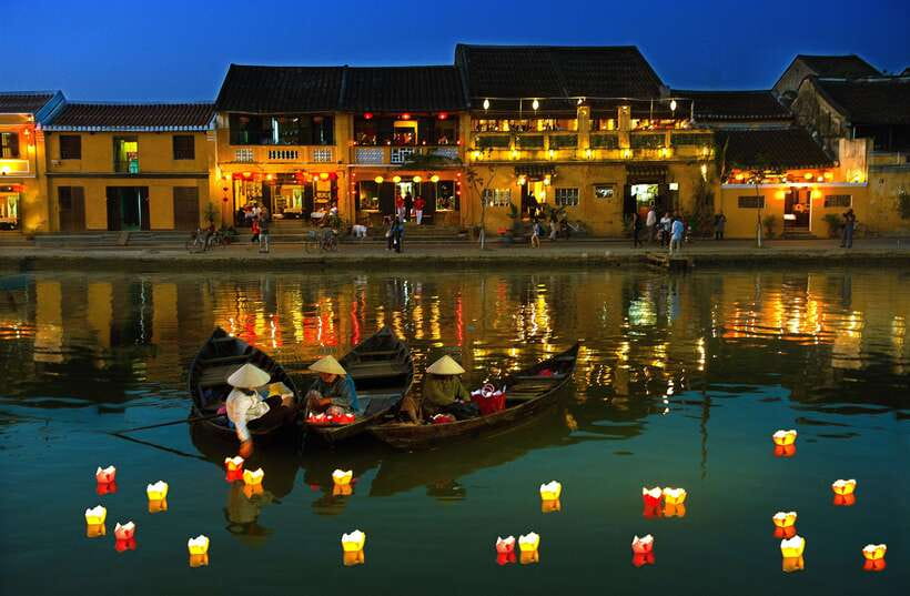 Hoi An: Food tour, Boat Trip and Foot Massage by night - The guides make the evening personal