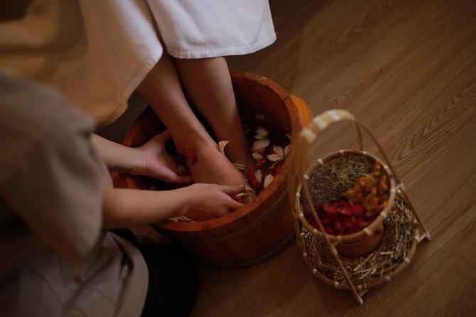 Hue Traditional Massage For Healing, 45 mins - The Hue herbal foot soak comes first