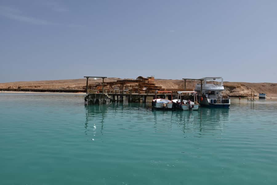 Hurghada: Luxury Giftun island w/snorkeling/lunch & Massage - What the day feels like in practice