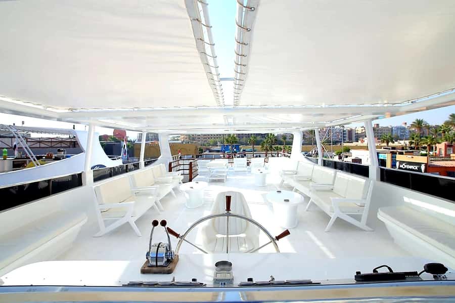 Hurghada: Orange & Giftun Island Cruise with Massage & Lunch - What the $53 cost really buys you