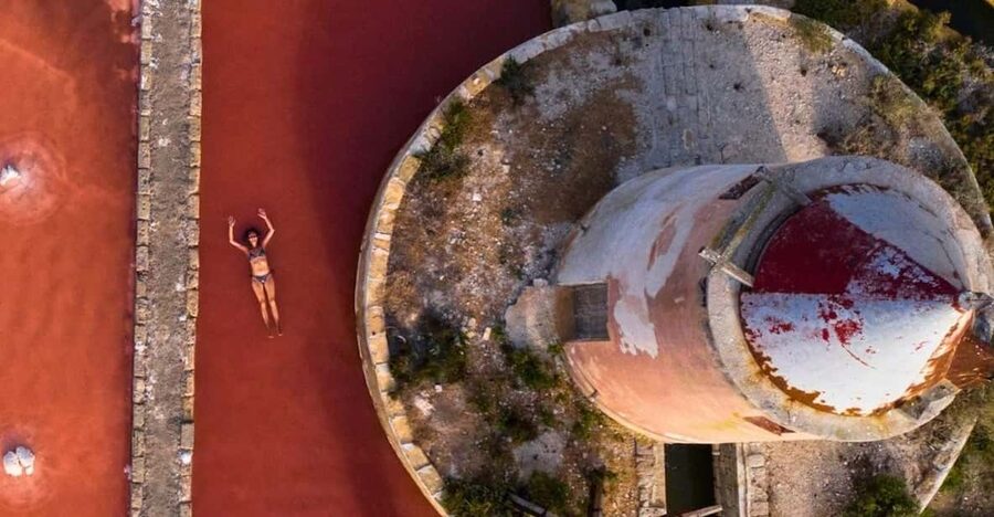 Marsala: Pink Salt Pans Wellness - Arriving at Isola Lunga by boat