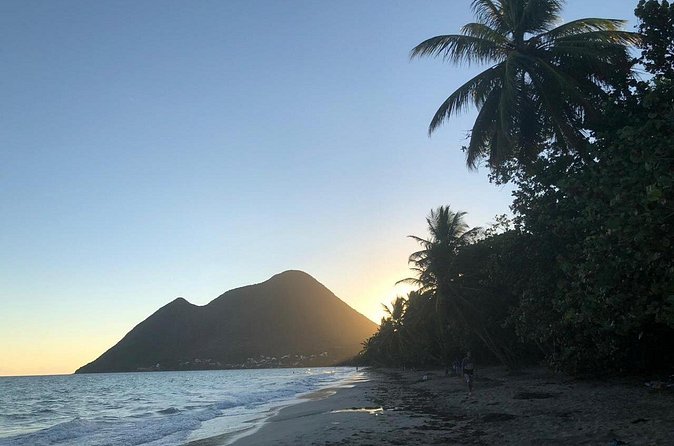 Massage on the beach - One practitioner changes the timing for couples and groups