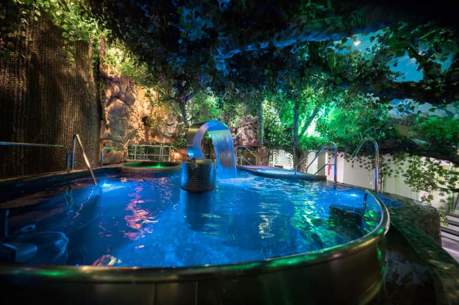 MedelIín: Full Body Massage and Water Therapy Experience - The water therapy pools and why they matter