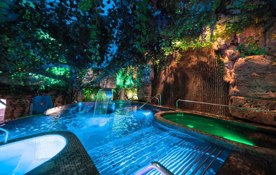 MedelIín: Full Body Massage and Water Therapy Experience - Starting at the Clínica Antienvejecimiento reception