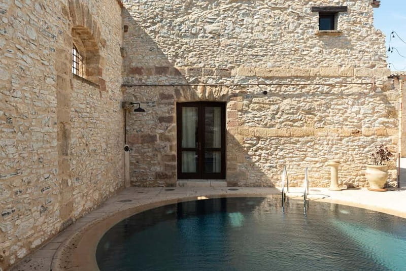 Nature and relaxation by the pool at Baglio Passofondo Estates - Key points at a glance