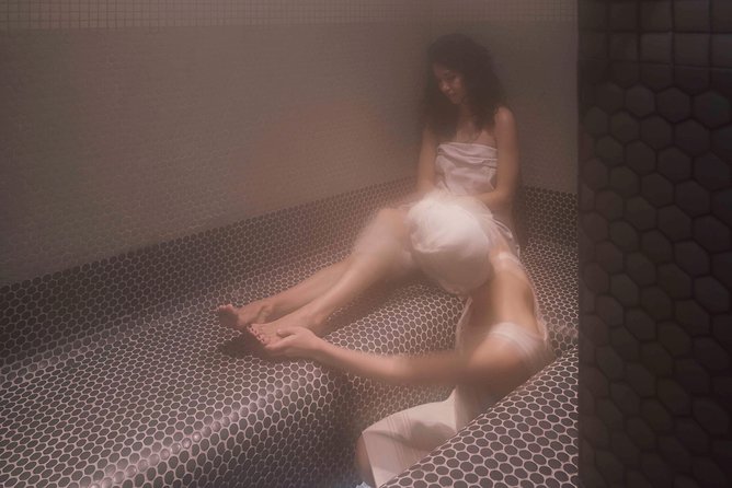 Pamper your feet with foot bath and reflexology massage - Arriving at C. del León, 4
