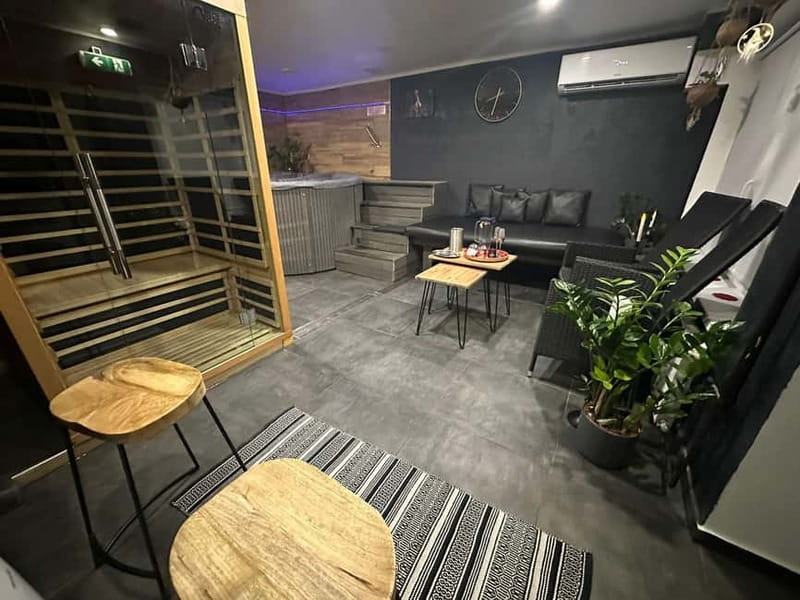 Prague: Modern Private Spa with Jacuzzi and/or Sauna - A private spa break near Prague’s centre