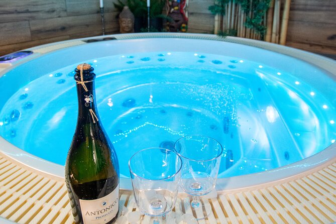 Private Spa with Jacuzzi and Sauna - BLACK ZONE - Towels and L’Occitane cosmetics