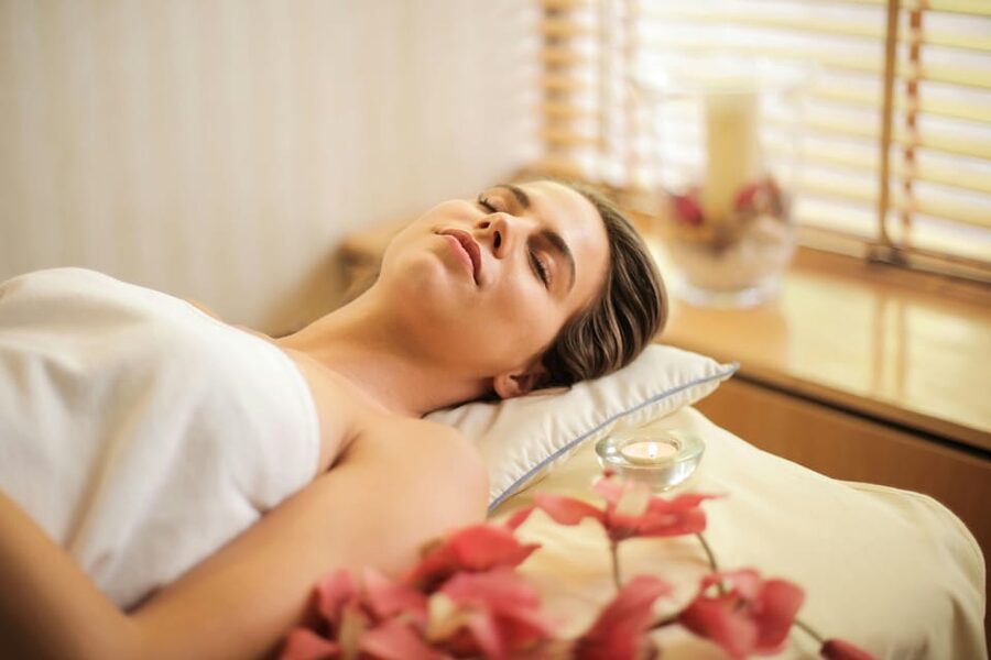 Relaxing massage with volcanic stones - The One-Hour Treatment, Step by Step