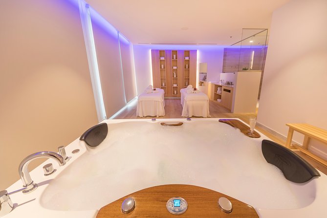 Romantic couple massage + SPA entry and private jacuzzi with cava - The private jacuzzi and cava finish