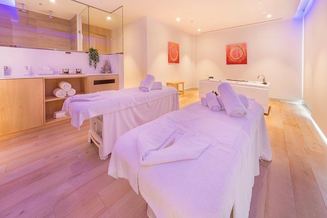 Romantic couple massage + SPA entry and private jacuzzi with cava - Making the most of the indoor pool and water features