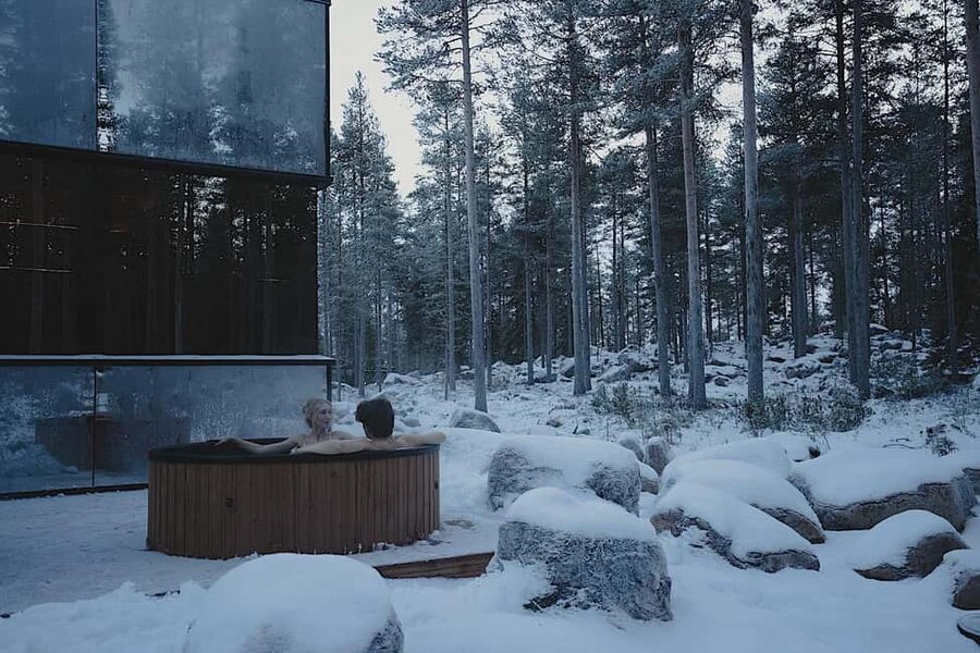 Rovaniemi: Forest Spa, Outdoor hot tubs and bathrobe dinner - The Wave sauna and its forest view