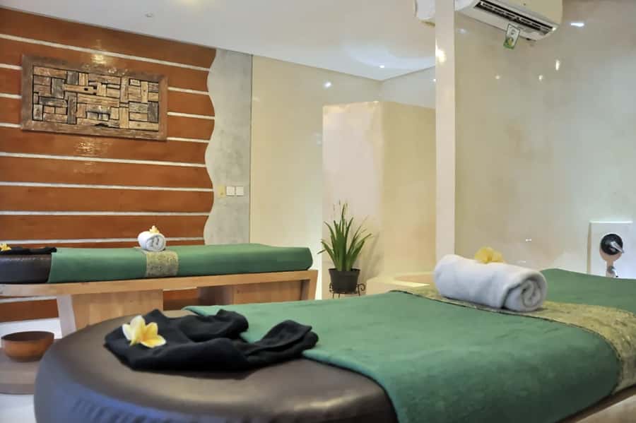 Seminyak: Relaxing Bali Spa Experience at LLuvia Spa - Arriving at LLuvia Spa on Sunset Road