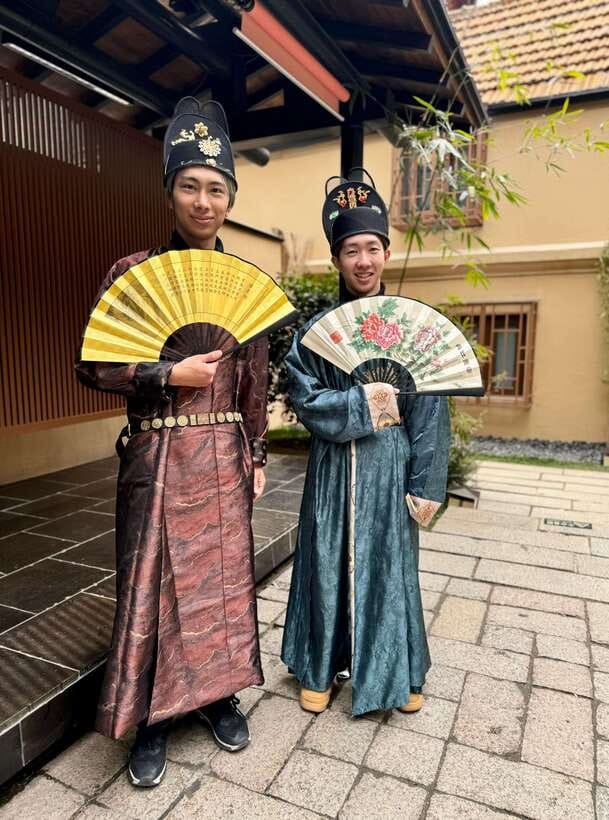 Shanghai Guided Royal Banquet Photo (Incl) with Massage Opt - Choosing a Chinese Costume and Makeup