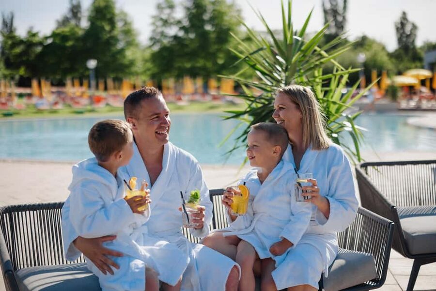 Therme Laa Wellness Day: Spa Escape Near Vienna - Starting with the thermal water world