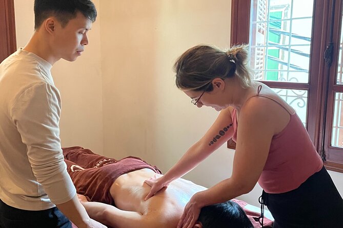 Traditional Vietnamese Massage Courses - Practicing the back, shoulders, legs, and arms