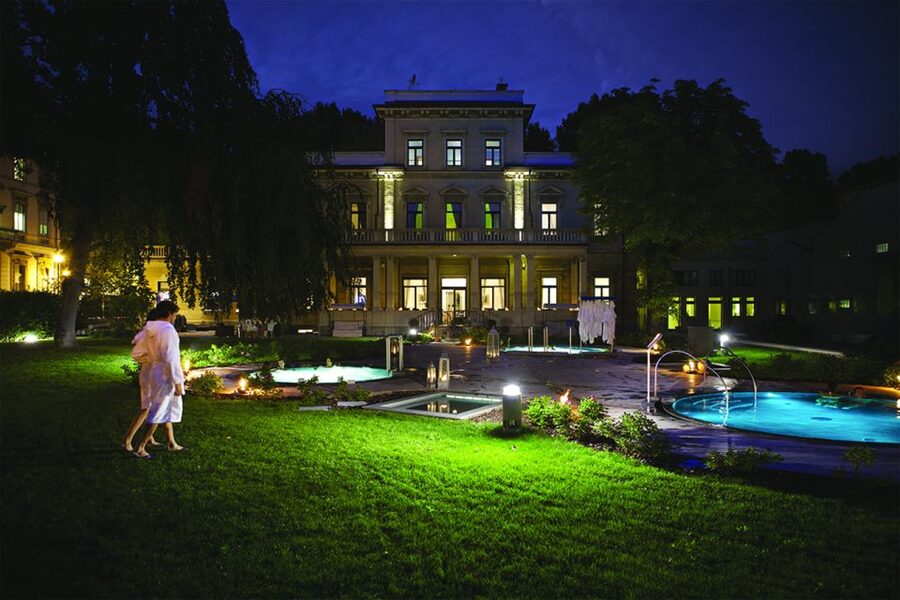 Turin: QC Termetorino Spa Admission Ticket - Outdoor tubs with an urban view