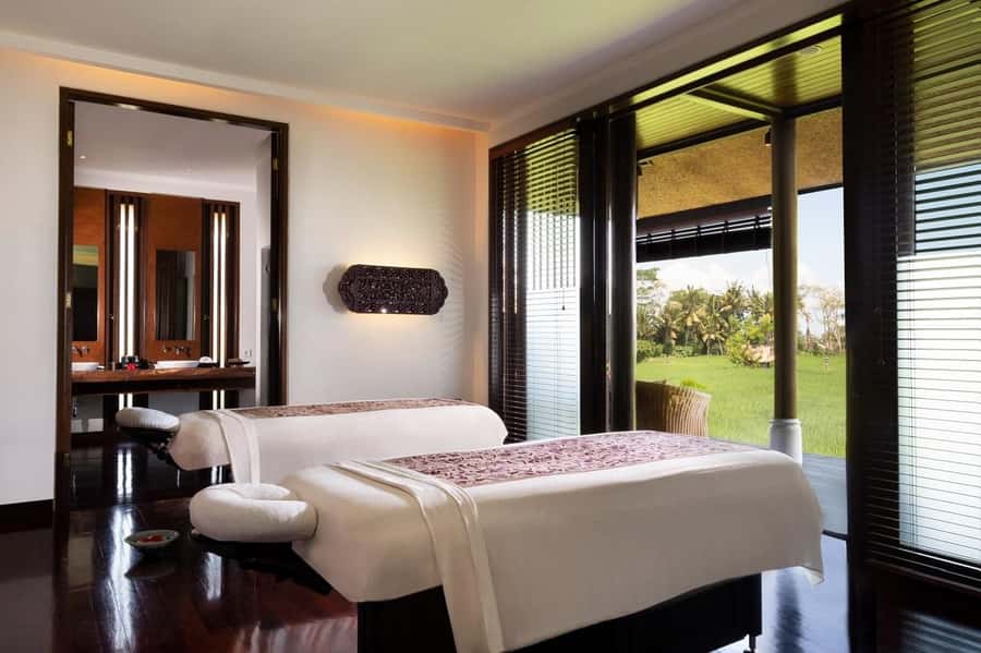 Ubud: Couple Spa Treatment with Bath Ritual & Sparkling Wine - Choosing the organic body scrub