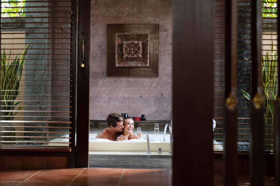 Ubud: Couple Spa Treatment with Bath Ritual & Sparkling Wine - The 60-minute Ayurvedic Abhyanga massage