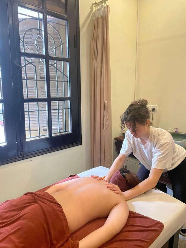 Vietnamese deep tissue neck and shoulder massage class - Receiving massage helps you understand pressure