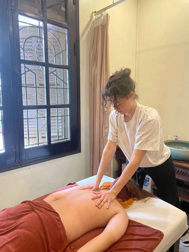 Vietnamese deep tissue neck and shoulder massage class - Who will get the most from this class